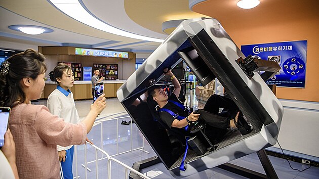Severokorejci si uvaj radovnek v nov otevenm turistickm centru v oblasti Wonsan Kalma na vchodnm pobe zem. (2. ervence 2025)