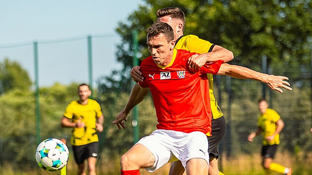 Obrnce Jakub Klma (v ervenm), posila fotbalist Zbrojovky Brno, bhem ppravnho duelu proti Wieczyst Krakov na soustedn v Polsku. (erven 2025)