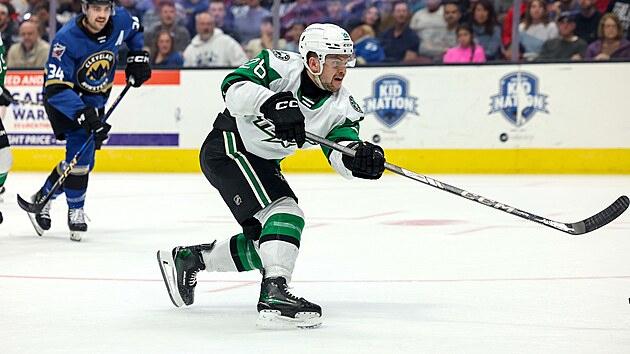 Úto�ník Mat�j Blümel pálí v dresu Texas Stars.