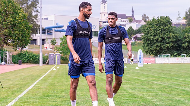 Omnt fotbalist Khalid Al-Braiki a Abdulrahman Al-Mushaifri z Artisu Brno.