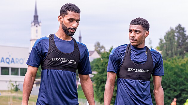 Omnt fotbalist Khalid Al-Braiki a Abdulrahman Al-Mushaifri z Artisu Brno.