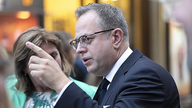 Moder�tor V�clav Moravec na karlovarsk�m filmov�m festivalu. (6. �ervence 2025)