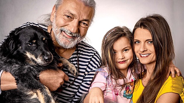 S dcerou Roz�rkou, man�elkou Barborou a pejskem Timonkem.