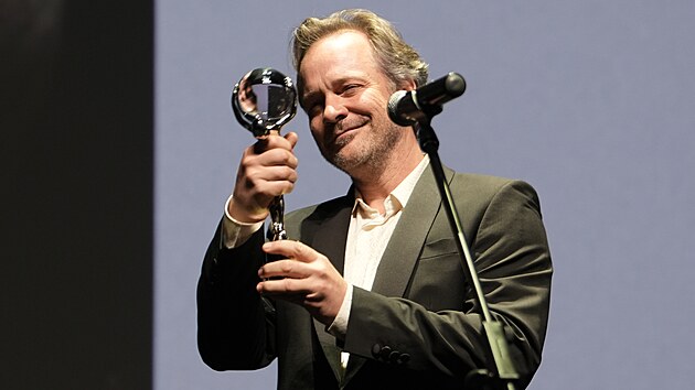 Cenu prezidenta MFF Karlovy Vary pevzal herec Peter Sarsgaard. (4. ervence 2025)