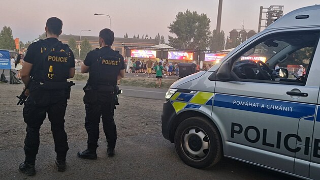Policist hldkuj pobl arelu Dolnch Vtkovic, kde se kon festival Beats for Love 2025.