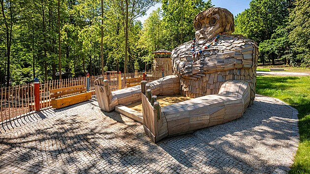 Nov dokonen Park nad rybnkem v ostravskm Blskm lese nabz zbavu dtem a relax dosplm. Toto msto hld socha obryn vytesan z dubu a z aktu. (1. ervence 2025)