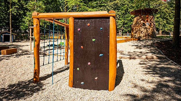 Nov dokonen Park nad rybnkem v ostravskm Blskm lese nabz zbavu dtem a relax dosplm. Toto msto hld socha obryn vytesan z dubu a z aktu. (1. ervence 2025)
