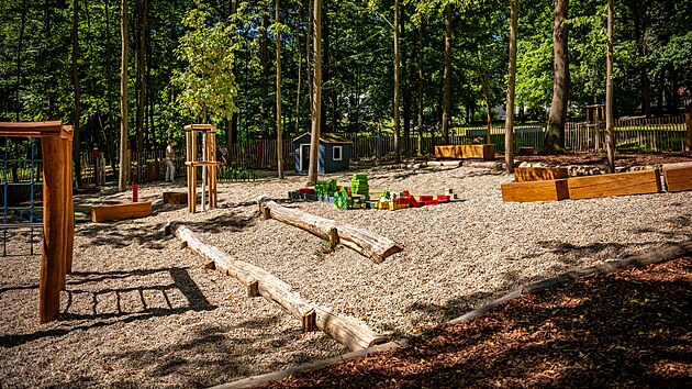 Nov dokonen Park nad rybnkem v ostravskm Blskm lese nabz zbavu dtem a relax dosplm. Toto msto hld socha obryn vytesan z dubu a z aktu. (1. ervence 2025)