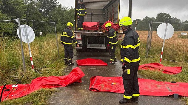 Zchrann tvar HZS R zahjil v Hustopech nad Bevou vstavbu protipovodovch zbran, jejich clem je ochrnit kritick zem havrie cisteren s benzenem ohroen nejen vysokou vodou, ale i monou kontaminac benzenem. (8. ervence 2025)