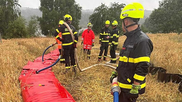Zchrann tvar HZS R zahjil v Hustopech nad Bevou vstavbu protipovodovch zbran, jejich clem je ochrnit kritick zem havrie cisteren s benzenem ohroen nejen vysokou vodou, ale i monou kontaminac benzenem. (8. ervence 2025)