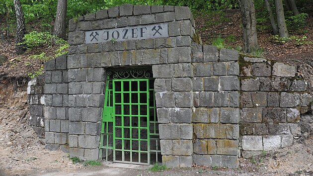 Pokud v�m kr�sa op�l� nen� lhostejn�, je zast�vka u dolu Jozef a prohl�dka jeho expozi�n�ch �tol skoro povinnost�.