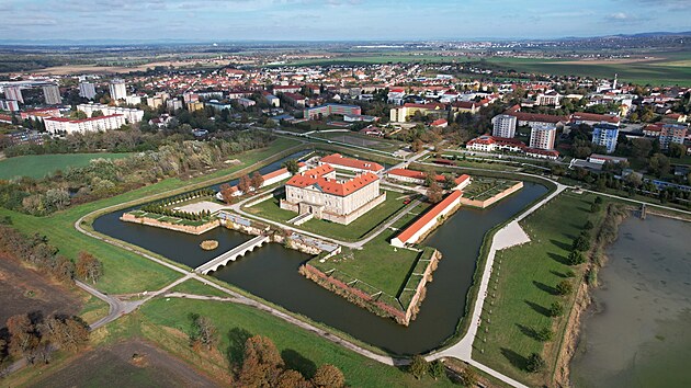 Vysok� Tatry, Be�e�ov�, Spi�sk� hrad anebo t�eba S��ovsk� sk�ly. O t�ch v� nejsp� ka�d�. Jen�e stranou t�to nab�dky nej�ast�ji vzpom�nan�ch turistick�ch l�kadel existuj� dal��, ne a� tak v�razn�, a p�esto mimo��dn� zastaven�. Unik�ty, prvenstv� a zaj�mavosti, za nimi� se vyplat� na Slovensko vyjet.