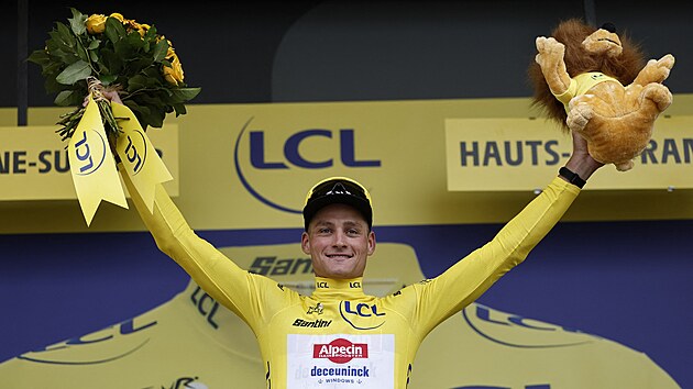 Mathieu van der Poel se po triumfu ve druhé etap� Tour de France oblékl do...