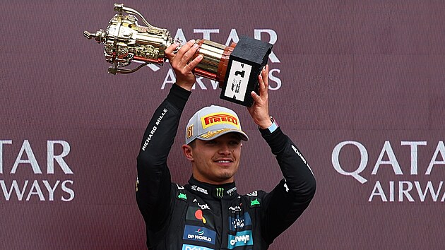 Lando Norris z McLarenu se raduje z výhry v domácí Velké cen� Velké Británie.