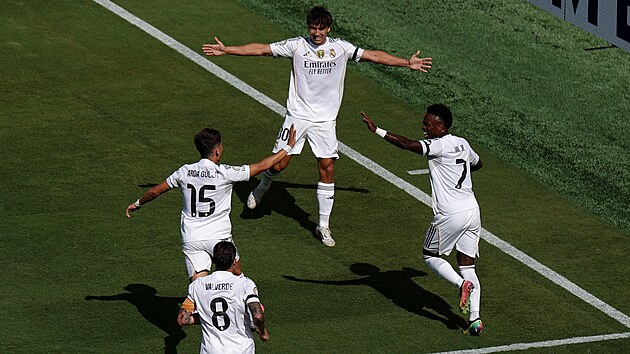 Gonzalo García z Realu Madrid slaví se spoluhrá�i gól ve �tvrtfinále MS klub�...