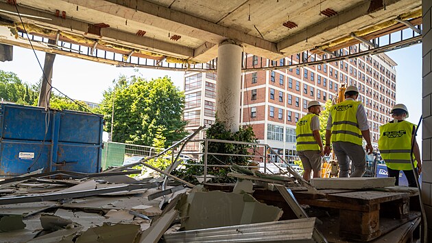 Zan demolice bval budovy banky na nmst Prce ve Zln, kde vznikne nov architektonick dominanta msta v podob 50 metr vysok budovy s kancelemi a byty. (ervenec 2025)
