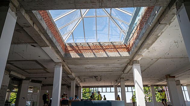 Zan demolice bval budovy banky na nmst Prce ve Zln, kde vznikne nov architektonick dominanta msta v podob 50 metr vysok budovy s kancelemi a byty. (ervenec 2025)