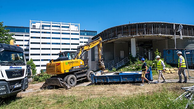 Zan demolice bval budovy banky na nmst Prce ve Zln, kde vznikne nov architektonick dominanta msta v podob 50 metr vysok budovy s kancelemi a byty. (ervenec 2025)