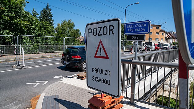 V centru Zlna zaala 1. ervence oprava mostu u Kudlovsk pehrady. A do konce letnch przdnin bude pro osobn a nkladn vozy platit jednosmrn provoz ve smru z centra na Vizovice.