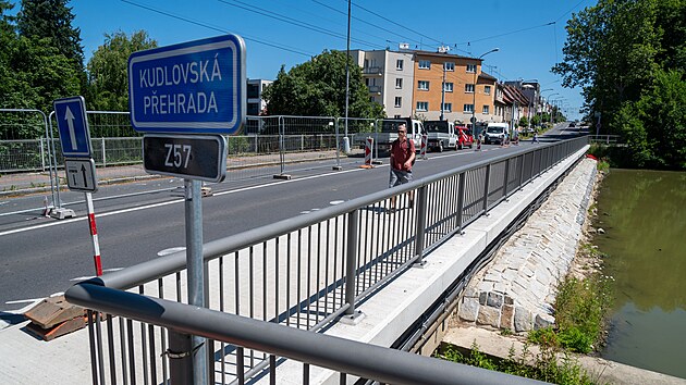 V centru Zlna zaala 1. ervence oprava mostu u Kudlovsk pehrady. A do konce letnch przdnin bude pro osobn a nkladn vozy platit jednosmrn provoz ve smru z centra na Vizovice.