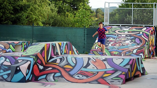 l Vrazn tahy sprejem zpestily beton novho skateparku u fotbalovho stadionu v Okkch.