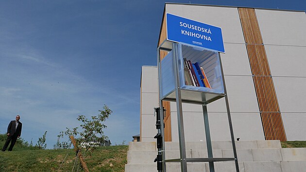 V zahrad u novch dom vznikl napklad i altn nebo sousedsk knihovna.