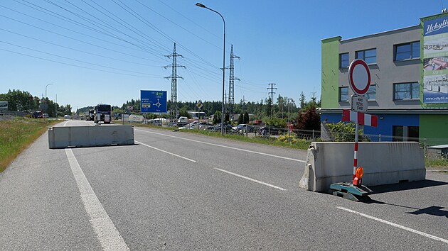 Vjezd ze ru na Brno po ulici Brnnsk je uzaven, idii mus pes semafory na stavb v Jihlavsk ulici a pak po nov propojce.