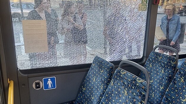 Pokozen sklenn vpln jednoho z jihlavskch trolejbus eili v ter rno mstn policist. (1. ervence 2025) 