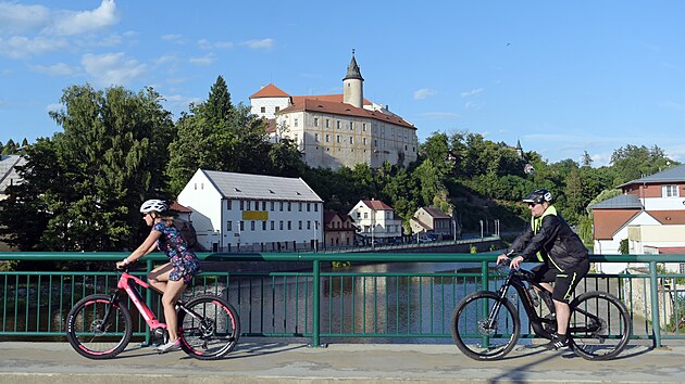 Ledesk hrad (v pozad) a zmek ve Svtl dl vzdunou arou asi osm kilometr. Vlet z jednoho msta do druhho na kole stoj za to.