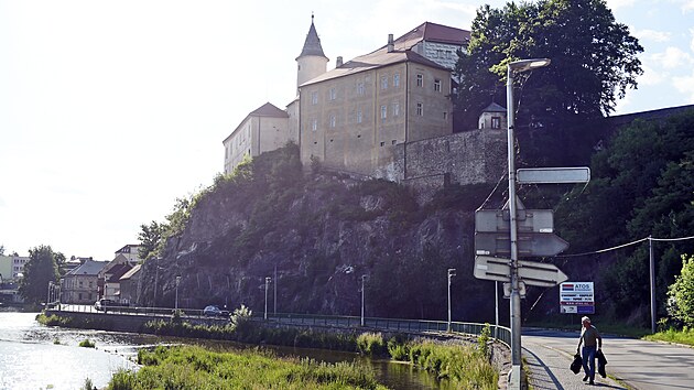 Ledesk hrad (v pozad) a zmek ve Svtl dl vzdunou arou asi osm kilometr. Vlet z jednoho msta do druhho na kole stoj za to.