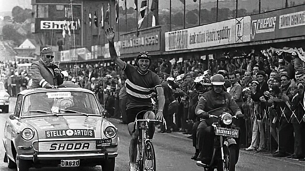 V roce 1969 se v Brn konalo mistrovstv svta v cyklistice, vbec poprv se tehdy jel zvod en. Za vtznou Ameriankou Audrey McElmury jede v Brn tajemn embko z Belgie.