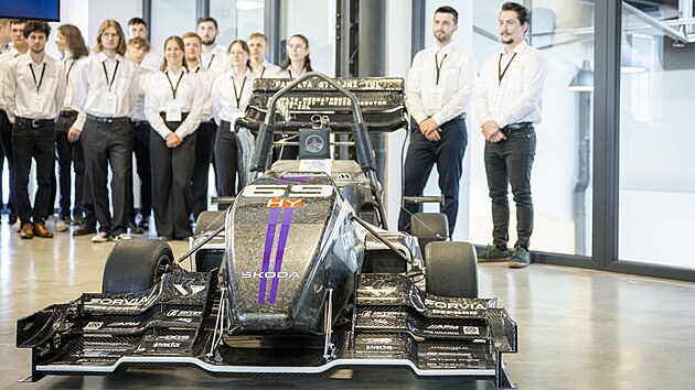 Studenti libereck univerzity pedstavili svoji leton verzi formule, se kterou v lt vyraz na zvodn okruhy. (4. ervence 2025, Luany nad Nisou)