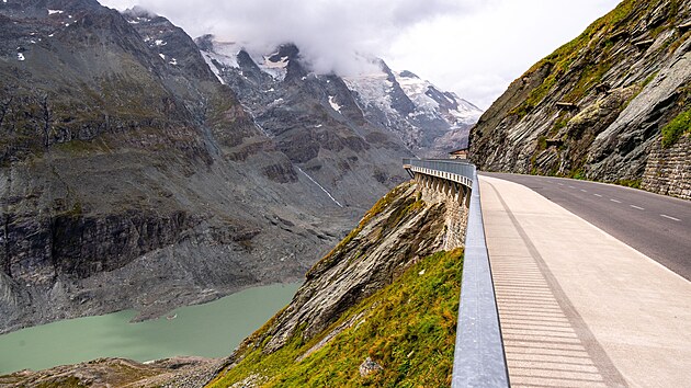 Grossglockner Hochalpenstrasse. Cyklistick� v��lap pod Grossglockner pat�� k...