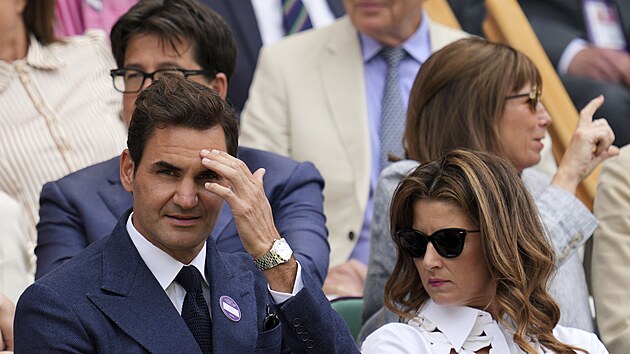 Roger Federer se svou enou Mirkou sleduj dn na center kurtu ve Wimbledonu.