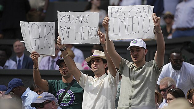 Fanouci na Wimbledonu mli pro Federera jasn vzkaz: Rogere, jsi mj hrdina. Prosm, mu se s tebou setkat?