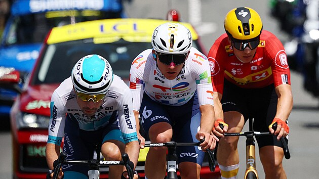 Zleva cyklist Lenny Martinez (Bahrain), Thomas Gachignard (TotalEnergies) a Jonas Abrahamsen (Uno X) jedou v niku bhem tvrt etapy Tour de France.
