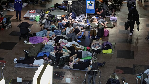 Lid� se ukr�vaj� ve stanici metra b�hem �toku rusk�ho dronu a raket v Kyjev�. (3. �ervence 2025)