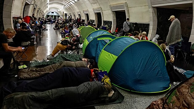 Lid� se ukr�vaj� ve stanici metra b�hem �toku rusk�ho dronu a raket v Kyjev�. (3. �ervence 2025)