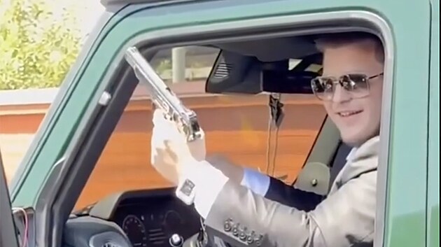 Adam Kadyrov, syn a nstupce Putinova vojevdce Ramzana Kadyrova, se oenil pi tajnm obadu, kter oslavil stelbou do vzduchu. (1. ervna 2025)