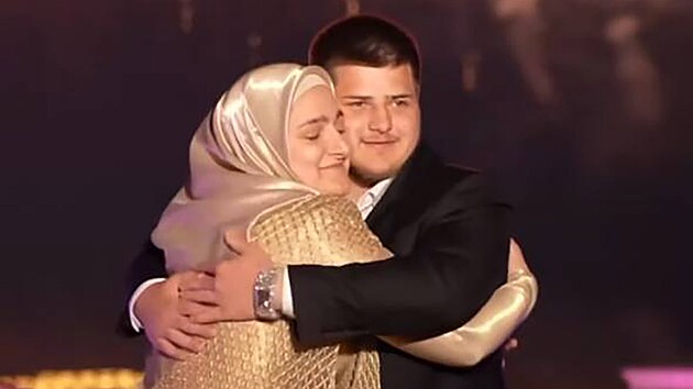 Sedmnctilet Adam Kadyrov, syn a nstupce Putinova vojevdce Ramzana Kadyrova se sestrou Ajat Kadyrovovou (26 let) v den sv svatby. (1. ervna 2025)