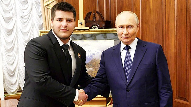 Vladimir Putin osobn poblahopl 17letmu Adamu Kadyrovovi, kter by mohl pevzt vldu nad eenskem po svm nevyliteln nemocnm 48letm otci Ramzanu Kadyrovovi. (28. ervna 2025)