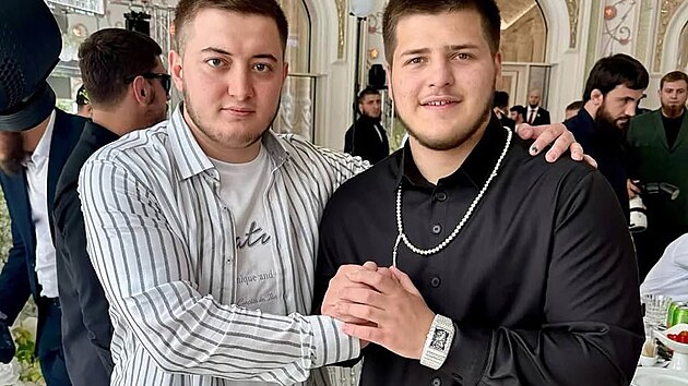 Sedmn�ctilet� �e�ensk� �princ� Adam Kadyrov (vpravo) m� na ned�vn� fotografii hodinky Billionaire Ashoka za 5,1 milionu liber s v�ce ne� 189 kar�ty od americk� spole�nosti Jacob & Co. (1. ledna 2025)