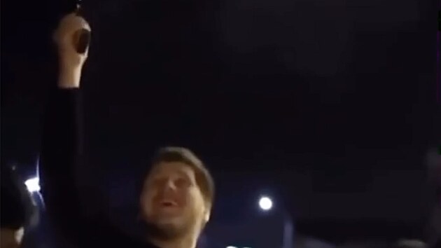 Adam Kadyrov, syn a nstupce Putinova vojevdce Ramzana Kadyrova, se oenil pi tajnm obadu, kter oslavil stelbou do vzduchu. (1. ervna 2025)