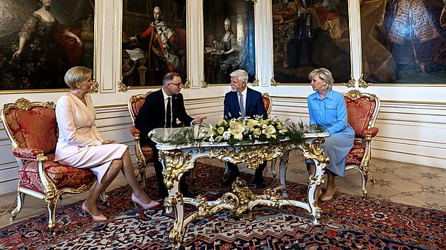 Prezident Petr Pavel na Praskm hrad pijal koncho polskho prezidenta Andrzeje Dudu i s jeho manelkou Agatou Kornhauser-Dudovou. (7. ervence 2025)