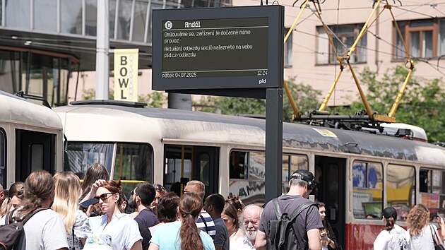 Prahu a dal�� ��sti �esk� republiky postihl rozs�hl� v�padek proudu. Na v�t�in� �zem� hlavn�ho m�sta nejedou tramvaje ani metro. (4. �ervence 2025)