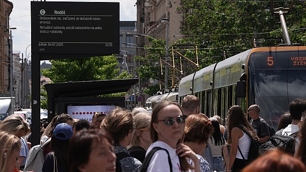 Prahu a dal�� ��sti �esk� republiky postihl rozs�hl� v�padek proudu. Na v�t�in� �zem� hlavn�ho m�sta nejely tramvaje ani metro. (4. �ervence 2025)
