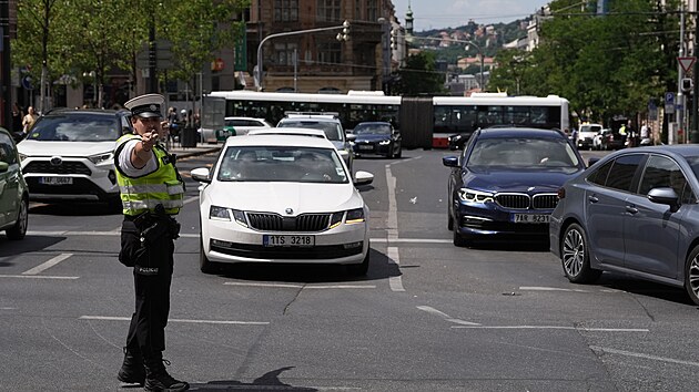 Te jedou ti zprava. Pslunk policie dil auta v centru Prahy. Nely semafory. Jene idii u vznam jeho pokyn neznaj.