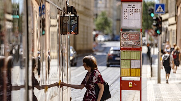 Zastvka tramvaj na prask Mal stran od konce ervna oficiln zmnila sv nzvy. Ve smru do centra se pejmenovala na Prask Jezultko, podle slavn soky z nedalekho kostela Panny Marie Vtzn. Opanm smrem nov nese jmno Tyrv dm. (2. ervence 2025)