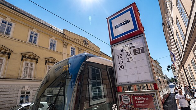 Zastvka tramvaj na prask Mal stran od konce ervna oficiln zmnila sv nzvy. Ve smru do centra se pejmenovala na Prask Jezultko, podle slavn soky z nedalekho kostela Panny Marie Vtzn. Opanm smrem nov nese jmno Tyrv dm. (2. ervence 2025)