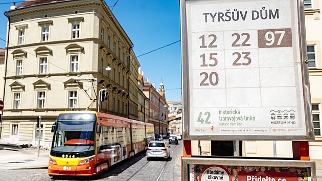Zastvka tramvaj na prask Mal stran od konce ervna oficiln zmnila sv nzvy. Ve smru do centra se pejmenovala na Prask Jezultko, podle slavn soky z nedalekho kostela Panny Marie Vtzn. Opanm smrem nov nese jmno Tyrv dm. (2. ervence 2025)